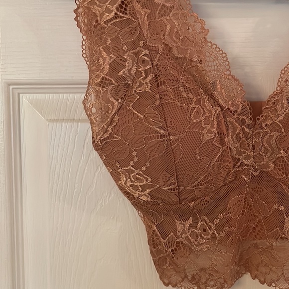 Lace crop tank (never worn) - Picture 2 of 3